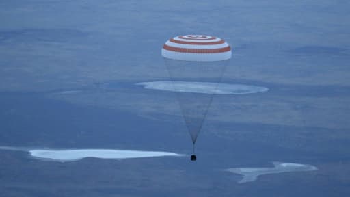 La capsule TMA-16M arrive sur terre à Zhezkazgan in Kazakhstan, le 12 septembre 2015 La capsule TMA-16M arrive sur terre à Zhezkazgan in Kazakhstan, le 12 septembre 2015