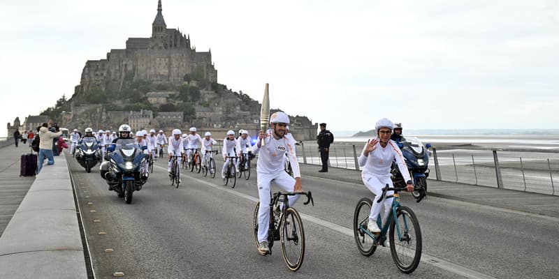 Les porteurs de flamme du relais olympique collectif cycliste au Mont-Saint-Michel (Manche), le vendredi 31 mai 2024.