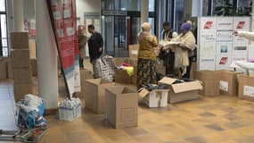 Des bénévoles à Saint-Denis préparant des colis pour Mayotte après le passage du cyclone Chido