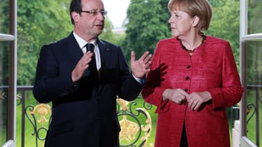 François Hollande à l'Elysée aux côtés de la chancelière allemande Angela Merkel. Le président a déclaré qu'il respectait les recommandations de la Commission européenne mais que les détails des réformes à mener en France relevaient de sa souveraineté. /P