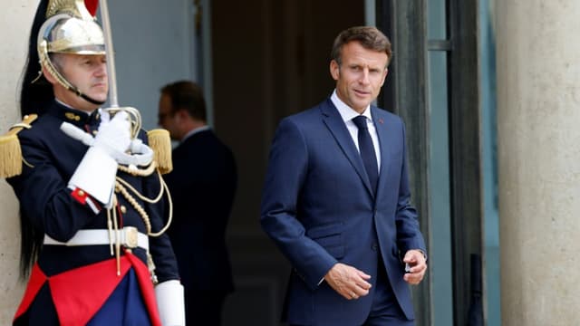Le président Emmanuel Macron sur le perron de l'Elysée, le 1er septembre 2022 à Paris