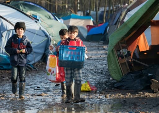 Des enfants kurdes dans le camp de migrants de Grande-Synthe, près de Dunkerque, dans le nord de la France, le 23 décembre 2015 Des enfants kurdes dans le camp de migrants de Grande-Synthe, près de Dunkerque, dans le nord de la France, le 23 décembre 2015