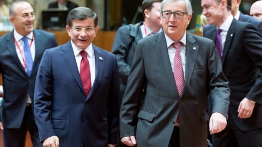 Le Premier ministre turc Ahmet Davutoglu (G) et le président de la commission européenne Jean-Claude Juncker (D) à Bruxelles, le 29 novembre 2015