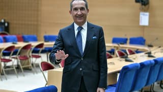Le président d'Altice, Patrick Drahi, arrive pour une audition devant une commission parlementaire sur la concentration des médias au Sénat, à Paris le 2 février 2022