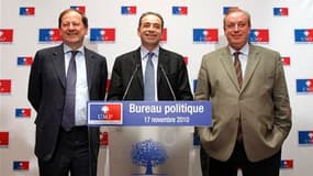 Jean-Francois Cope (au centre), a été élu mercredi soir secrétaire général de l'UMP en promettant de faire vivre toutes les sensibilités au sein du parti, au lendemain d'un remaniement mal vécu par les centristes et les libéraux. Il s'est entouré de deux