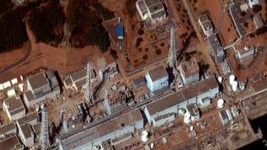 Vue satellite de la centrale atomique endommagée de Fukushima Daiichi. Les ingénieurs japonais ont rétabli lundi l'électricité dans trois des six réacteurs dont ils comptent tester rapidement les systèmes de refroidissement. /Image diffusée le 18 mars 201