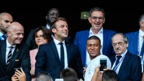 Macron aux côtés de Infantino, Mbappé et Le Graët