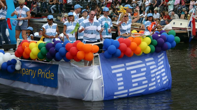 A Amsterdam, IBM défile en son nom lors de la gay pride.