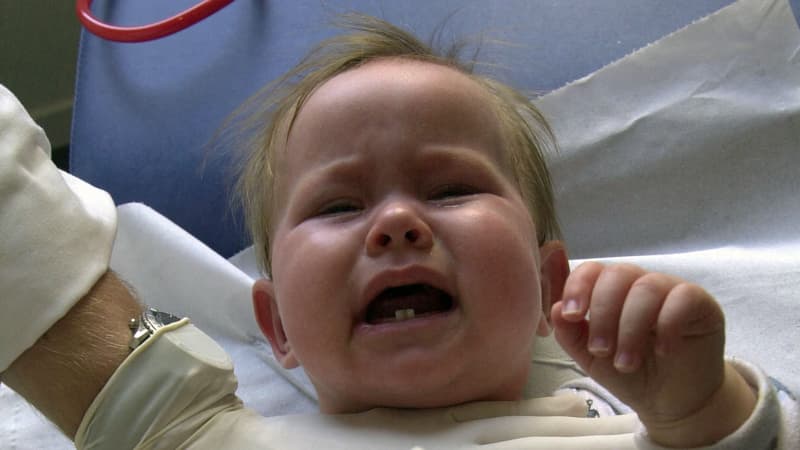 Un kinésithérapeute effectue, le 3 novembre 2003, un massage respiratoire sur un bébé de 9 mois atteint par la bronchiolite. (PHOTO D'ILLUSTRATION)