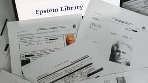 Des documents imprimés disponibles à la "bibliothèque Epstein" sur le site web du département de la Justice des États-Unis, ainsi que des documents affichés sur un écran d'ordinateur portable, apparaissent sur cette photo d'illustration prise à Cracovie, en Pologne, le 17 février 2026.