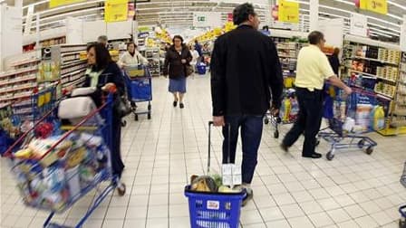 Jean-Pierre Raffarin propose l'instauration d'"une nouvelle TVA à 10%" pour redresser les finances publiques françaises. "Moi je propose une nouvelle TVA à 10%. Nous avons la possibilité d'avoir un taux intermédiaire", a déclaré l'ancien Premier ministre