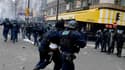Un manifestant arrêté par des membres des forces de l'ordre, le 23 mars à Paris, lors de la manifestation contre la réforme des retraites