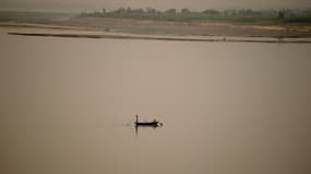 C'est dans le Gange que l'illusionniste indien s'est fait immerger, entièrement enchaîné (PHOTO D'ILLUSTRATION)