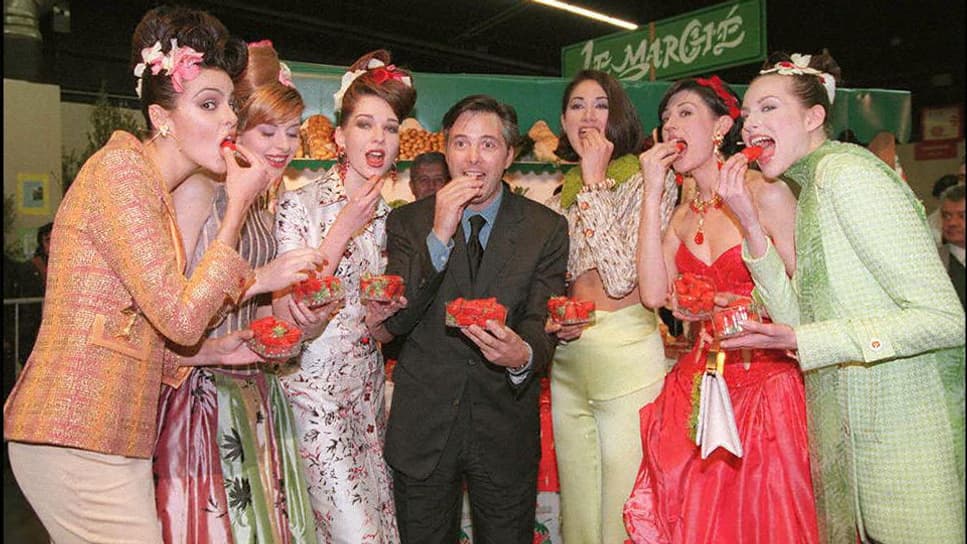 Olivier Lapidus et des mannequins au Salon de l'Agriculture, où le couturier présente sa collection de robes à base de fibres végétales, le 25 février 1997.