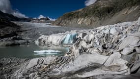 Pour ralentir la fonte record du glacier du Rhône en Suisse, des bâches blanches réfléchissantes ont été installées.