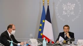 Le Premier ministre Jean Castex et le président Emmanuel Macron lors d'une visioconférence le 17 novembre 2020 à l'Elysée à Paris