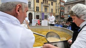 Des chefs essaient de préparer la plus grande quantité de soupe au monde à Sarajevo le 17 avril 2015