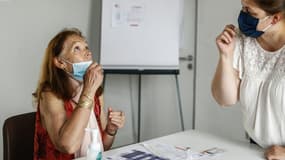 Une femme se fait un autotest contre le Covvid-19 sous la supervision d'une infirmière, le 12 août 2021 à Trouville