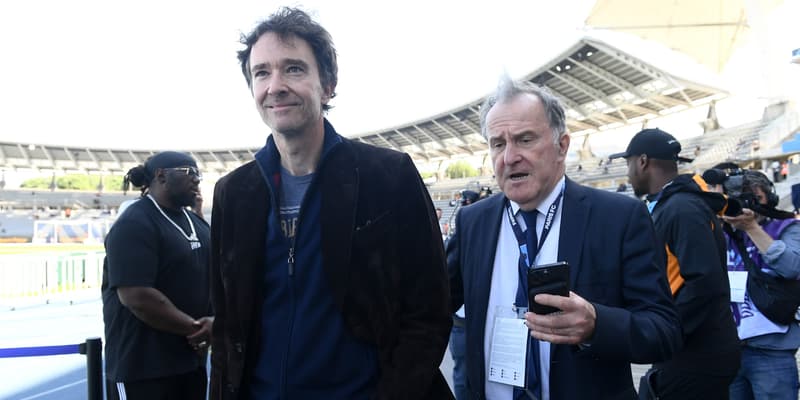 Antoine Arnault et Pierre Ferracci en marge d'un match du Paris FC en Ligue 2, le 10 mai 2025