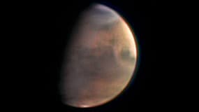 Vue de la planète Mars prise le 1 décembre 2003 depuis la sonde Mars Express de l'Agence spatiale européenne (ESA) à quelque 5,5 millions de kilomètres.