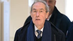 L'ancien secrétaire général de l'Elysée Claude Guéant arrive au tribunal judiciaire de Paris pour le procès du financement libyen de la campagne 2007 le 20 janvier 2025