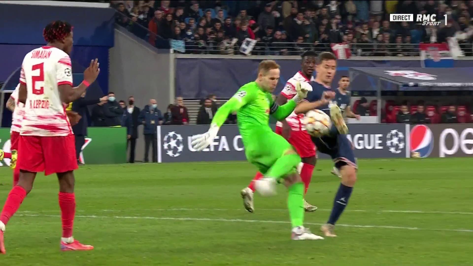 Ander Herrera conteste le dégagement de Peter Gulacsi 