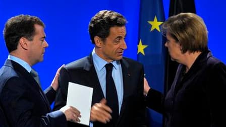 Le président russe Dmitri Medvedev (à gauche), Nicolas Sarkozy et la chancelière Angela Merkel ont affiché leurs convergences sur les principaux dossiers internationaux du moment, dont les questions de sécurité en Europe, à l'issue d'un sommet tripartite