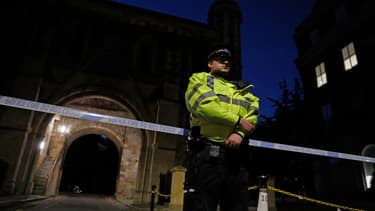 Policier à Reading, protégeant les lieux du drame.