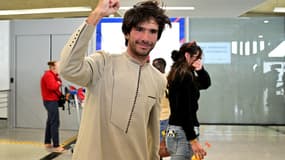 Juan Branco à son arrivée à l'aéroport de Roissy-Charles-de-Gaulle mardi.