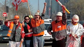 Des salariés d'ArcelorMittal protestent contre les licenciements.