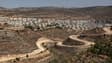 Une route s'étend entre la colonie israélienne de Givat Zeevet les villages palestiniens près de la ville de Ramallah, en Cisjordanie, le 8 septembre 2023.
