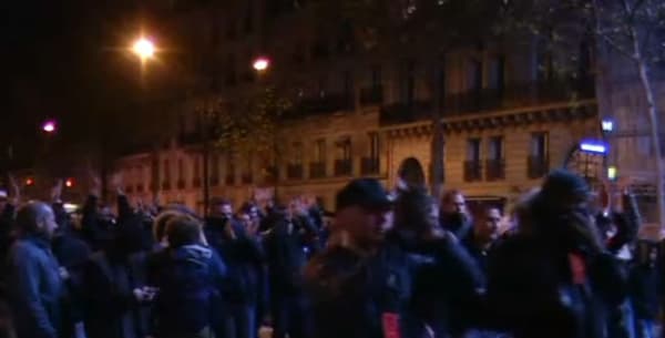 Des policiers manifestent à Paris, jeudi 20 octobre 2016. Des policiers manifestent à Paris, jeudi 20 octobre 2016.