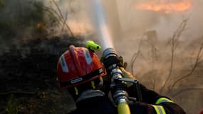 Un pompier mobilisé sur l'incendie dans le Var, à Vidauban, le 18 août 2021 