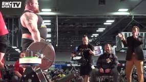Il bat un record du monde de puissance devant Schwarzenegger