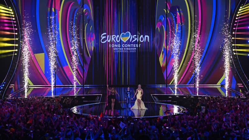 Les animateurs de l'édition 2023 du concours Eurovision de la chanson, lors de la deuxième demi-finale organisée à Liverpool (Royaume-Uni), le 11 mai 2023.