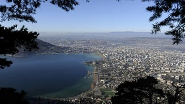 Vue aérienne de la ville d'Annecy et de son lac en 2011 (illustration)