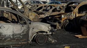 Plusieurs voitures incendiées.