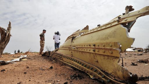 Un débris de l'avion d'Air Algérie qui s'est écrasé dans la zone de Gossi, à environ 100 km de Gao, au Nord-Mali.