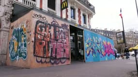Sur le parcours du cortège parisien du 28 mars 2023, un fast-food cloisonné contre les dégradations 