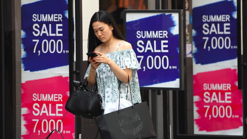 Une Coréenne marche avec son smartphone, à Séoul.