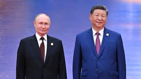 Le président russe Vladimir Poutine (à gauche) aux côtés de son homologue chinois Xi Jinping, lors de la cérémonie d'accueil du sommet de l'Organisation de coopération de Shanghai à Tianjin (Chine) le lundi 1er septembre, dans une phtoographie distribuée par l'agence d'État russe Sputnik.