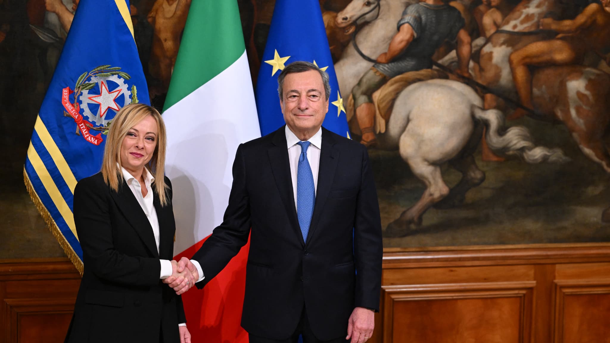 Passation de pouvoir entre Mario Draghi et celle qui lui succède comme Première ministre de l'Italie Giorgia Meloni, au palais Chigi, à Rome, le 23 octobre 2022