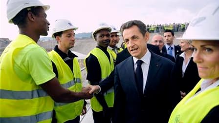Nicolas Sarkozy à Nice sur le chantier de construction du nouveau stade. Le chef de l'Etat a dramatisé mardi les enjeux du Conseil européen de dimanche, où France et Allemagne doivent présenter une solution "durable et globale" à la crise de la zone euro,