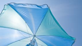 Un parasol exposé en plein soleil (Photo d'illustration).