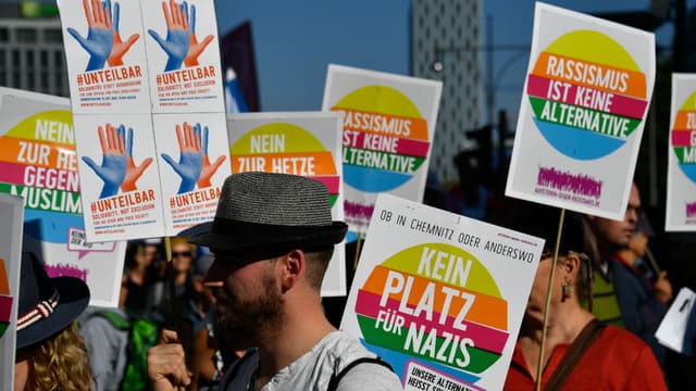 "Pas de place pour les Nazis", "Le racisme n'est pas une alternative"; plusieurs milliers de manifestants ont défilé à Berlin ce samedi 13 octobre 2018.