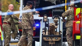 Des membres des forces armées préparent un robot de déminage dans une synagogue du nord de Manchester, en Angleterre, le 2 octobre 2025.
