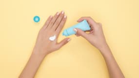 Une personne utilisant un tube de crème (photo d'illustration).