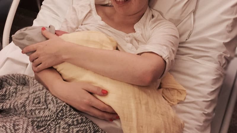 Une femme et son enfant peu après l'accouchement. (Photo d'illustration)