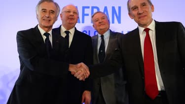 De gauche à droite: Philippe Petitcolin et Ross McInnes, directeur général et président de Safran avec Didier Domange et Olivier Zarrouati, présidents du conseil de surveillance et du directoire de Zodiac, le 19 janvier 2017 lors de l'annonce de la fusion des deux groupes.