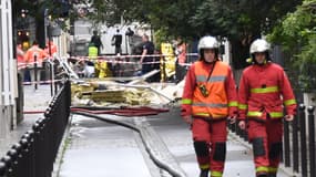 Des pompiers dans le 18e arrondissement, à Paris, après une explosion dans un immeuble, le 5 mai 2023